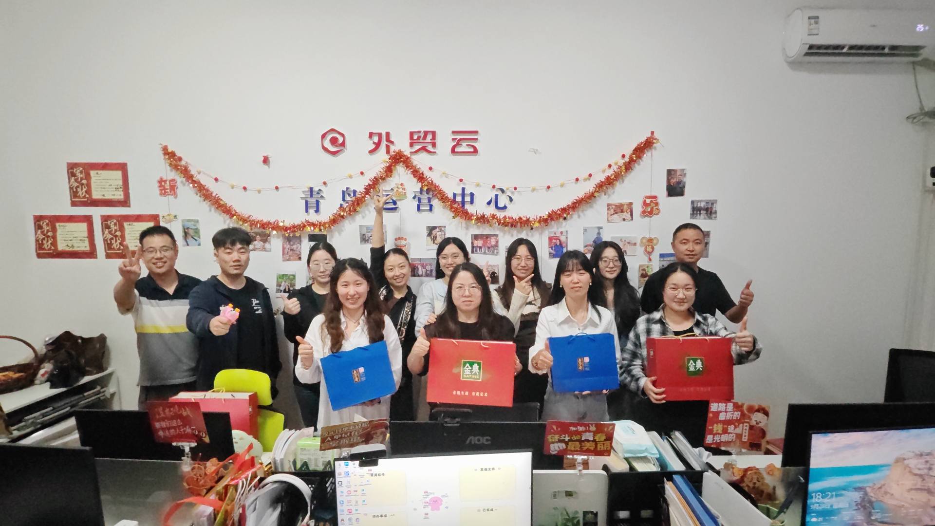 Maotong Milli Gününü və Orta payız festivalını qeyd edir