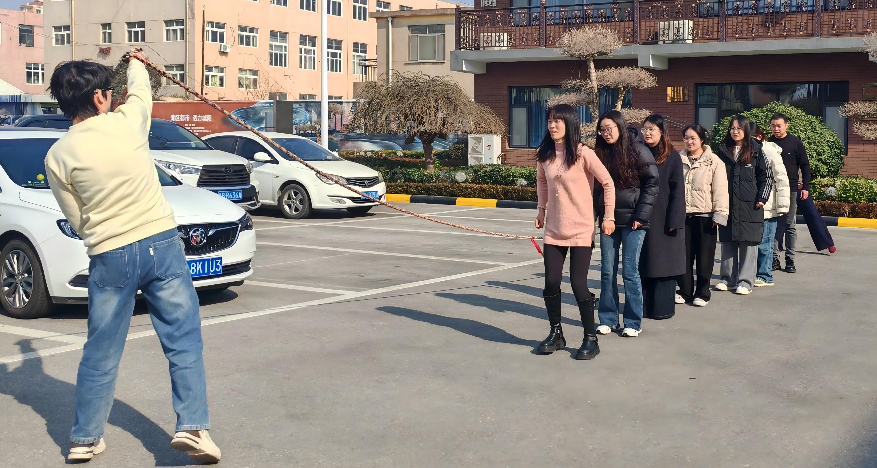 Maotong Əyləncəli Döyüş və İplə Tutulur