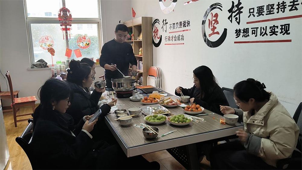 Fənər Festivalı Nahar: Ofisdə Tangyuan və Komanda Vibes